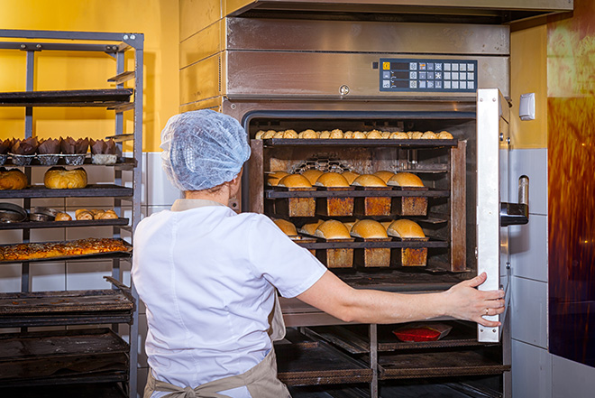 Cuisson du pain en boulangerie