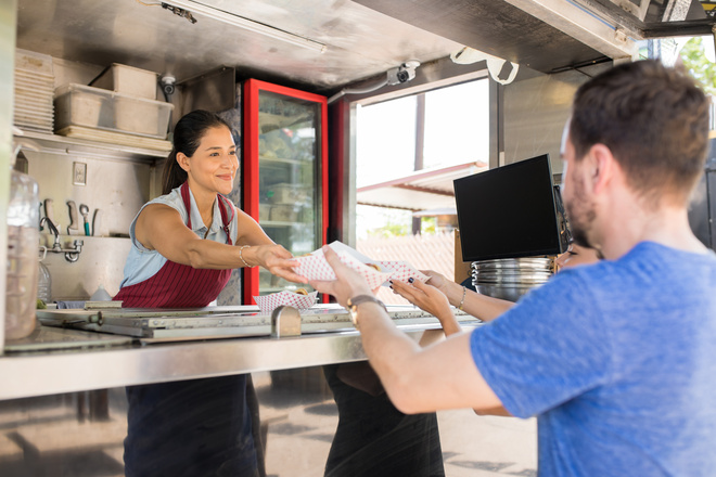 Food truck sert client sa commande