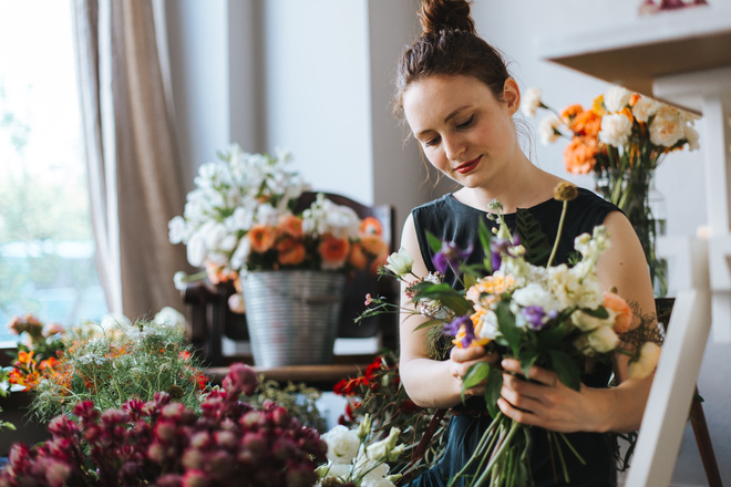 Fleuriste réalise un bouquet