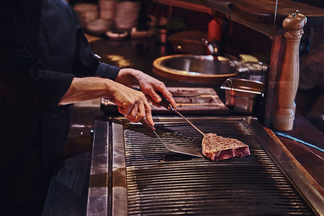 Grillade d'une pièce de viande rouge