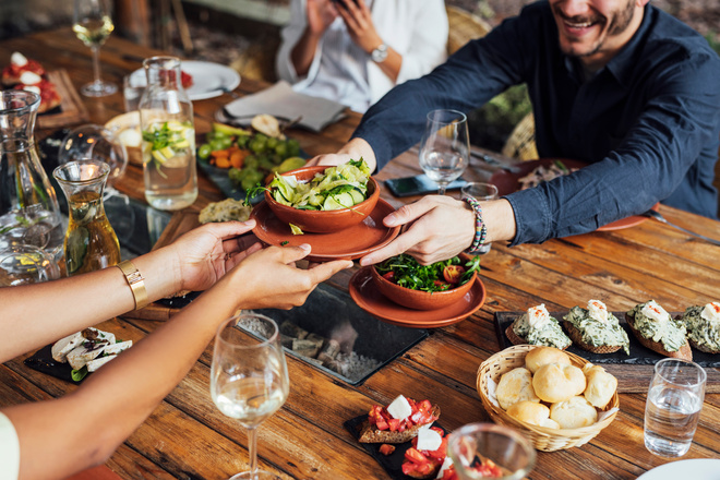 Clients entrain de manger dans un restaurant végétarien