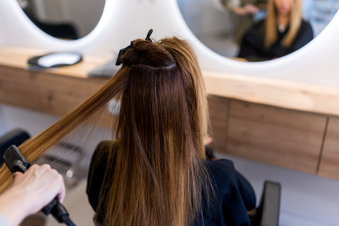 Lissage brésilien dans un salon de coiffure