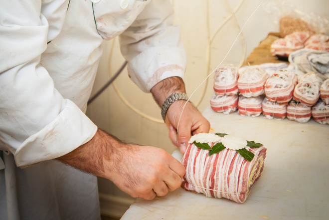 Charcutier entrain de préparer des produits pour la boutique