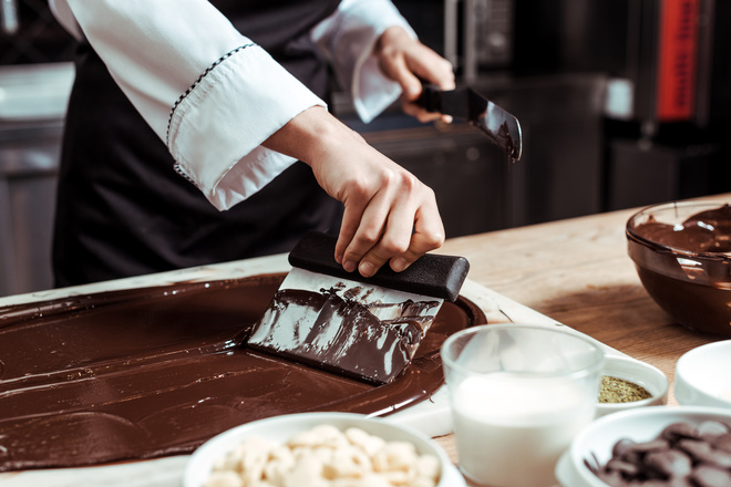 Chocolatier qui travaille du chocolat liquide