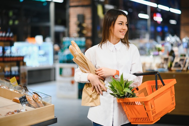 Cliente dans une épicerie ouverte la nuit