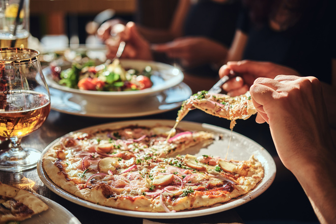 Client qui mange une pizza