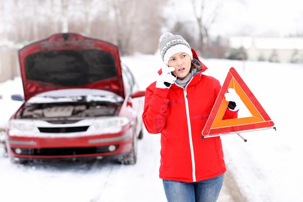 Panne de voiture sur une route enneigée