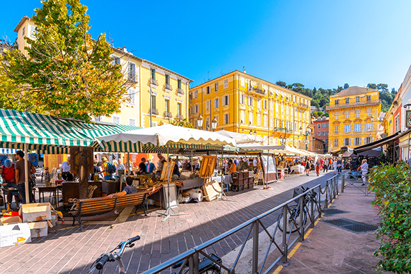 Marché de village avec plein de parasols