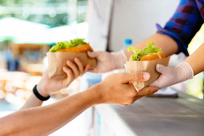 Food truck sert des sandwichs à un client