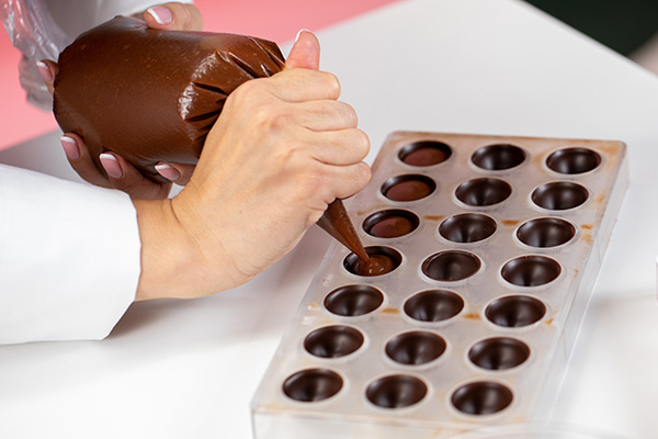 Dressage de chocolats avec une poche à douille