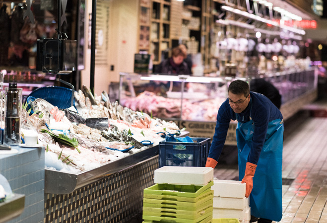 Un poissonnier poussant des cagettes