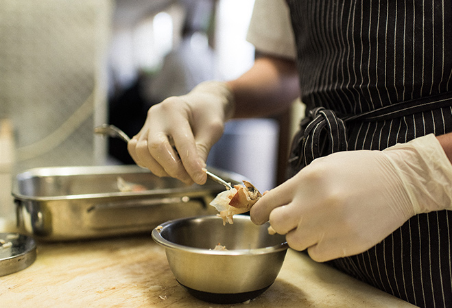 préparation d'un produit par un cuisinier