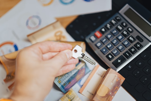 Billets d'euros, calculatrice et clé