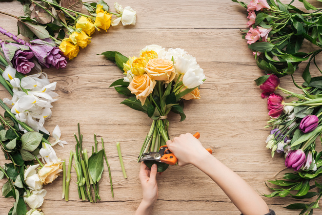 Préparation d'un bouquet de roses