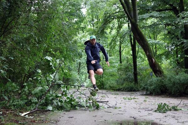 Randonneur qui évite une branche