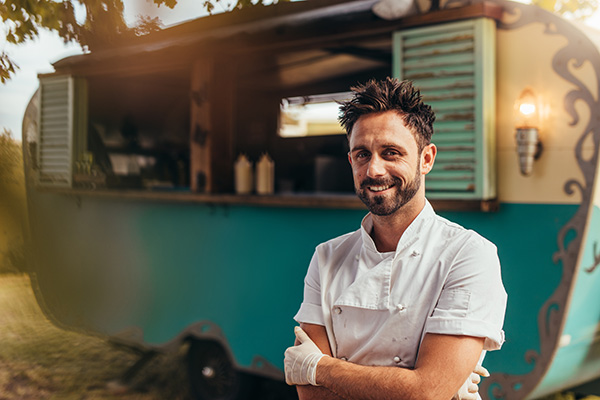 Commerçant ambulant devant son food truck