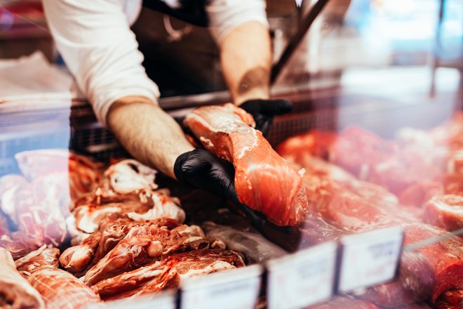 Mise en rayon de viande chez le boucher