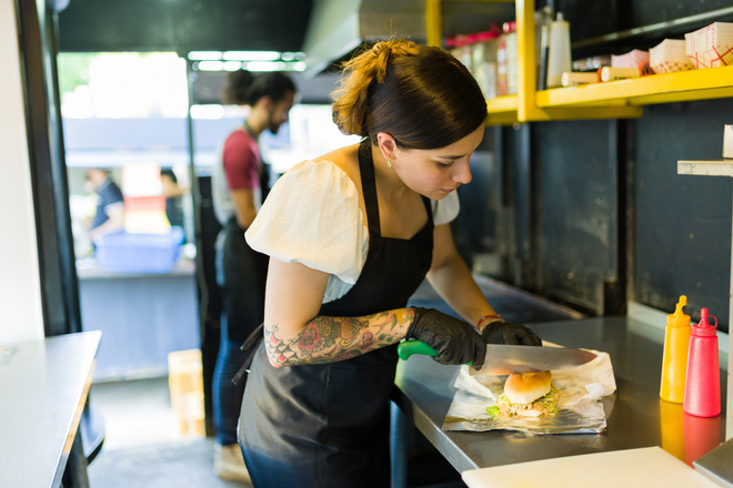 Préparation d'un sandwich dans un food truck