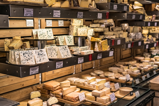 Mur de fromages dans une fromagerie