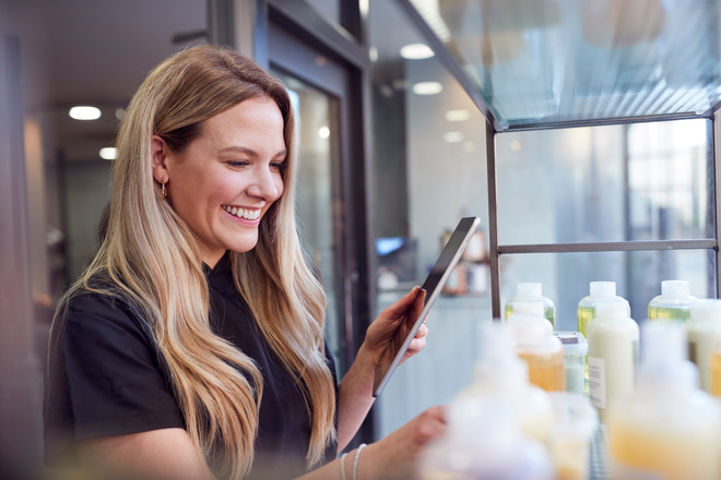 Coiffeuse fait son inventaire de produits