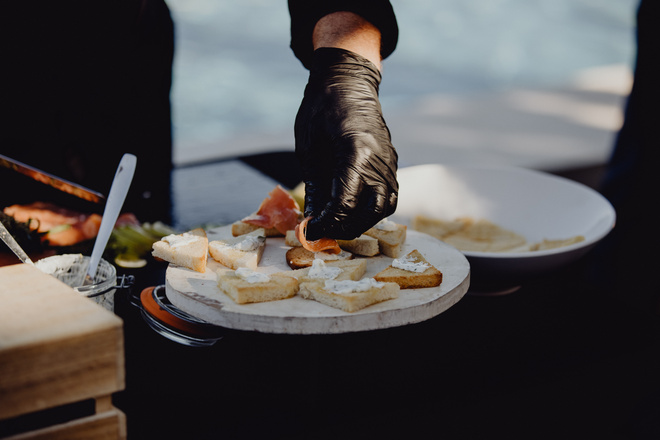 Traiteur dresse des amuse bouches