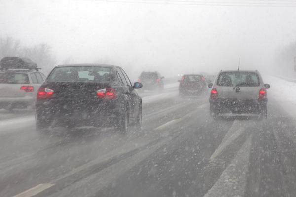 Tempête de neige sur la route