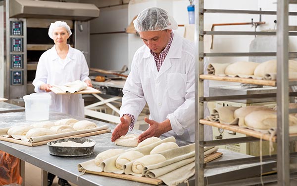 Boulanger prépare des baguettes