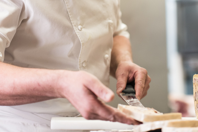 Découpe d'un morceau de pâté par un charcutier-traiteur