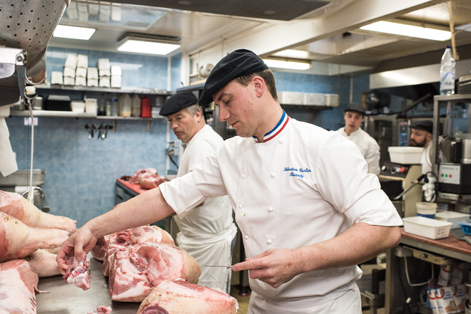 Découpe de pièces de viande par un charcutier traiteur