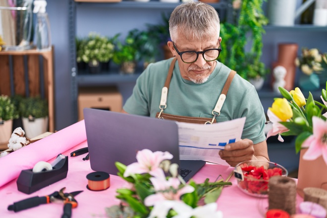 Fleuriste entrain de faire sa comptabilité