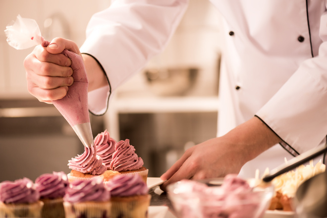 Dressage de gâteaux aux fruits rouges par un pâtissier