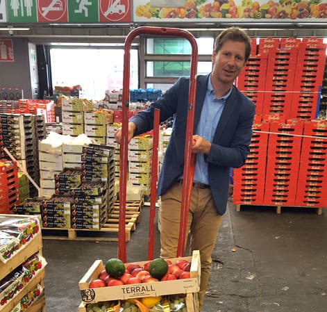 Sébastien MARIE, conseiller MAPA à Rungis, en tournée au MIN sur un chariot