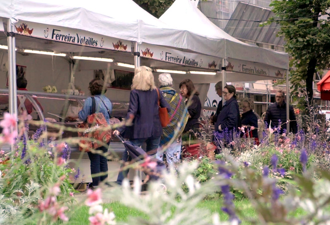 Stand du commerçant de volailles Ferreira sur le marché de Levallois