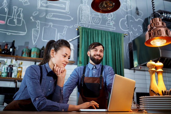 Restaurateur sur leur ordinateur