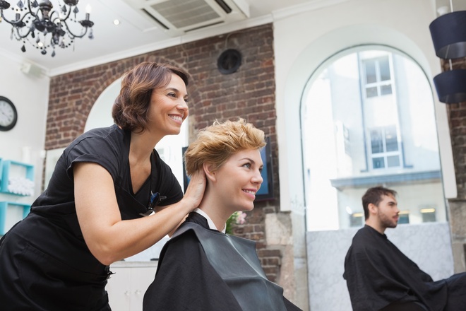 Coiffeuse avec sa cliente