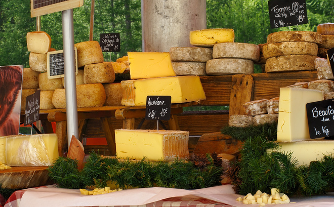 Étal de fromages dans une fromagerie artisanale