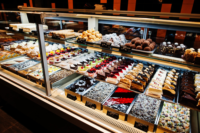 Vitrine réfrigérée d'une pâtisserie