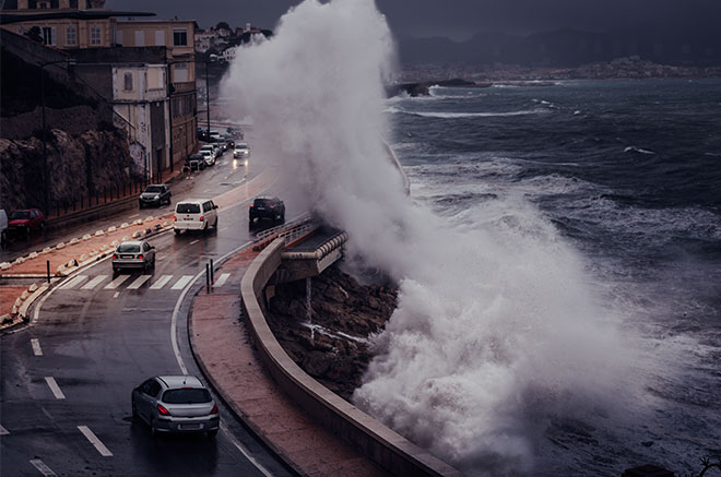 Vague forte qui éclate sur un route