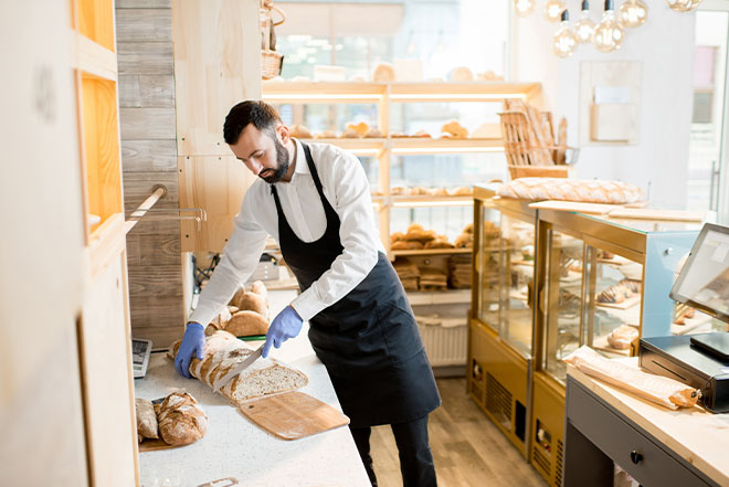 Vendeur boulangerie découpe pain