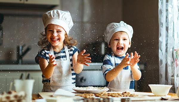 Enfants entrain de réaliser des pâtisseries