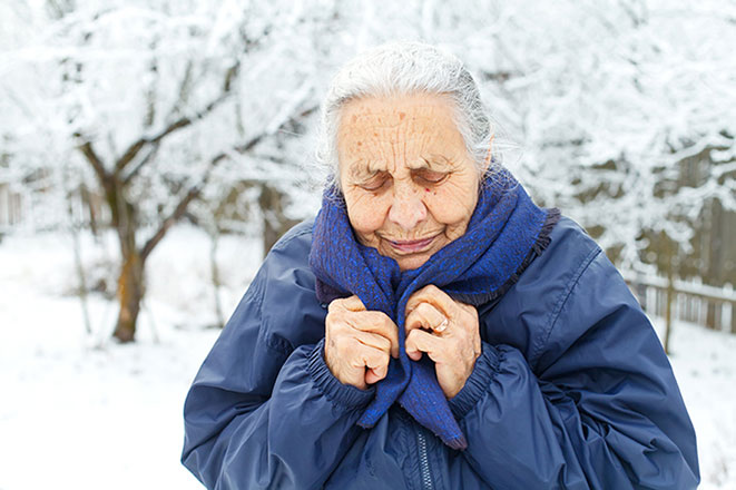 Vieille dame qui a froid