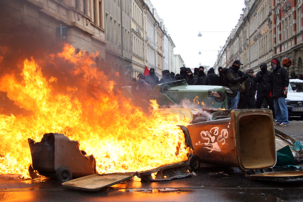 Poubelles et voitures incendiées lors d'une manifestation