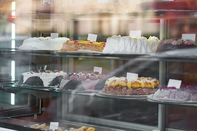 Vitrine boulangerie pâtisserie avec buée