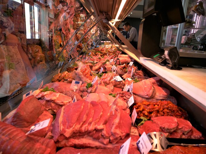 Vitrine réfrigérée d'une boucherie