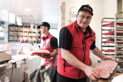 Boucher préparant un plateau de viande de boeuf pour la vitrine du commerce