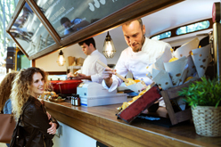 Femmes en train de commander à un food-truck