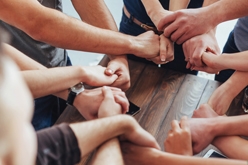 Personnes en ronde les mains liées