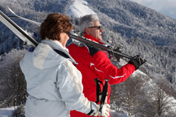 Couple âgé à la retraite en combinaison de ski admirant les montagnes