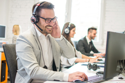 Homme avec un casque audio dans un callcenter